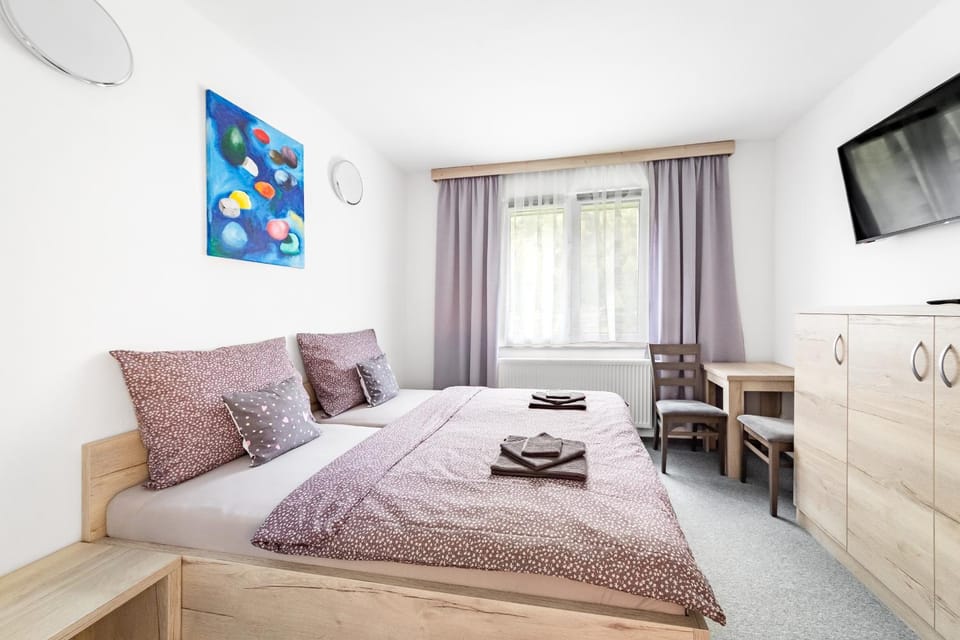 Bed, TV and multimedia, Bedroom