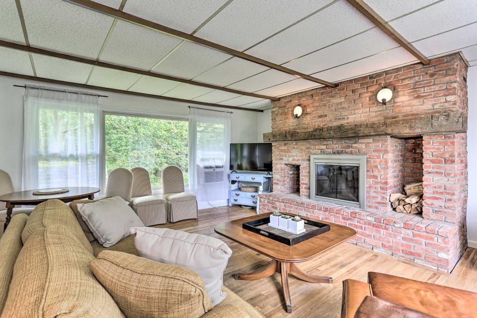 Spacious Sullivan County House w/ Fire Pit House in Hurleyville