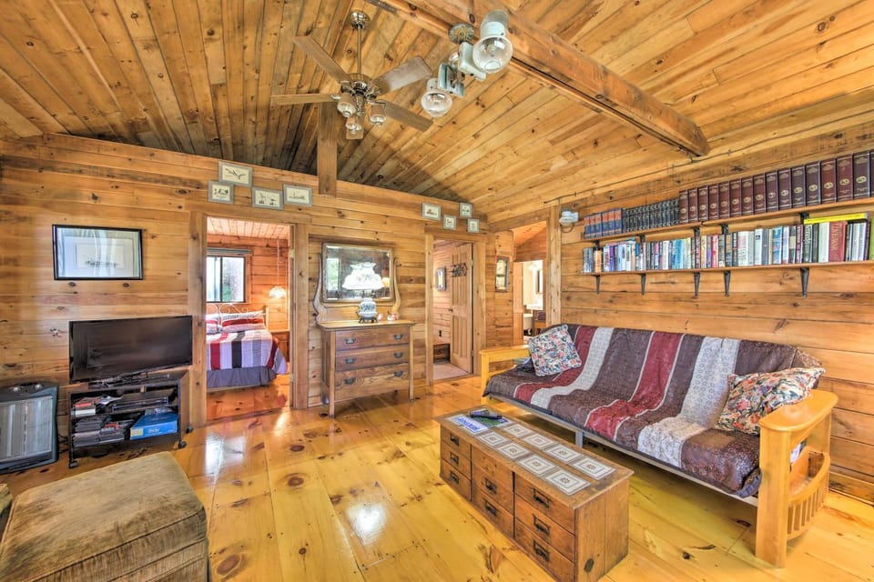 Cozy Cottage on Cat Cove w/ Wraparound Deck! House in Stonington