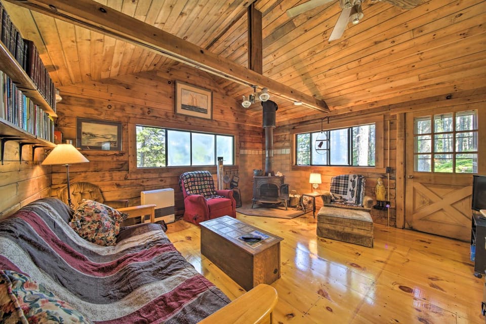 Cozy Cottage on Cat Cove w/ Wraparound Deck! House in Stonington