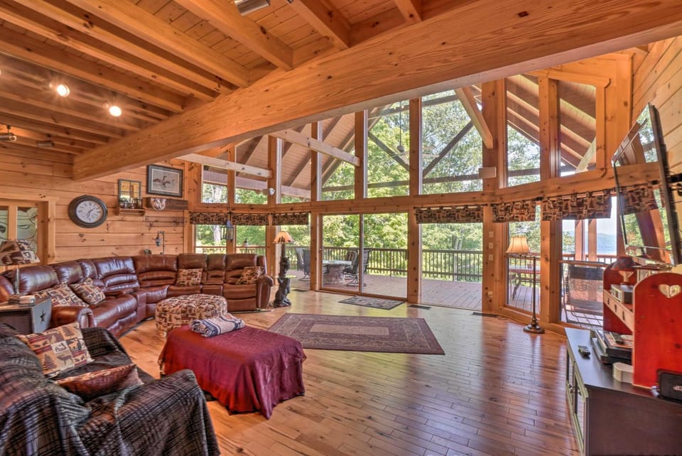 Custom Cabin w/ 12 Acres on Dale Hollow Lake! Cabin in Tennessee