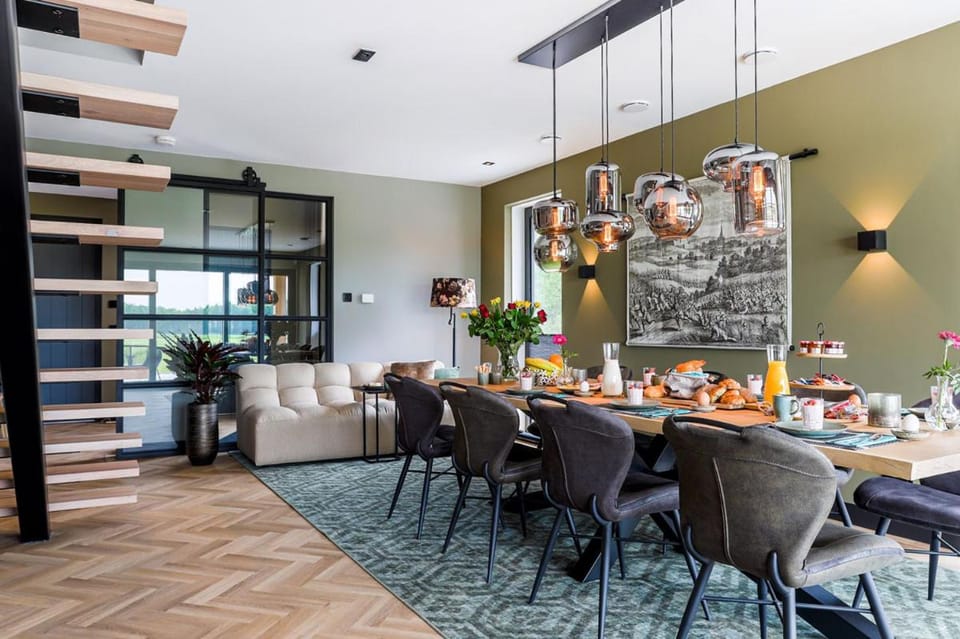 Restaurant/places to eat, Food and drinks, Dining area