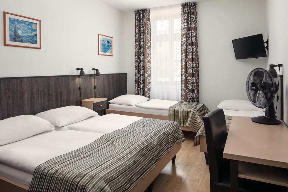 Bed, TV and multimedia, Photo of the whole room, Bedroom