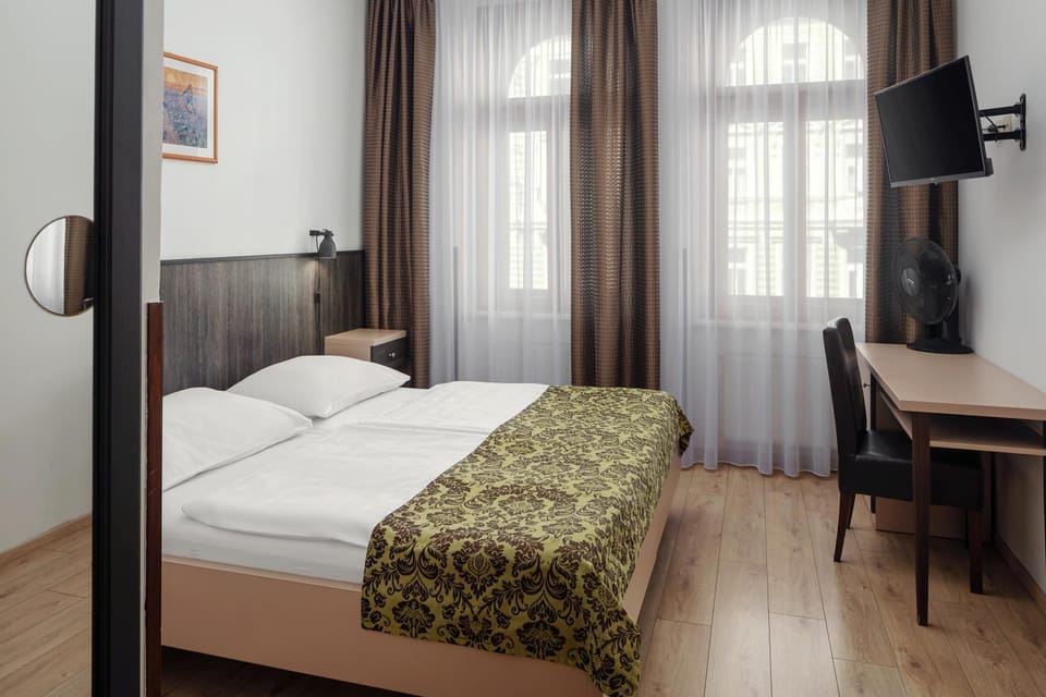 Bed, TV and multimedia, Bedroom