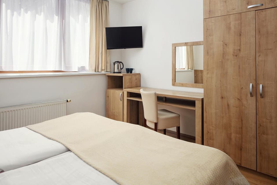 Bed, TV and multimedia, Photo of the whole room, Bedroom, wardrobe