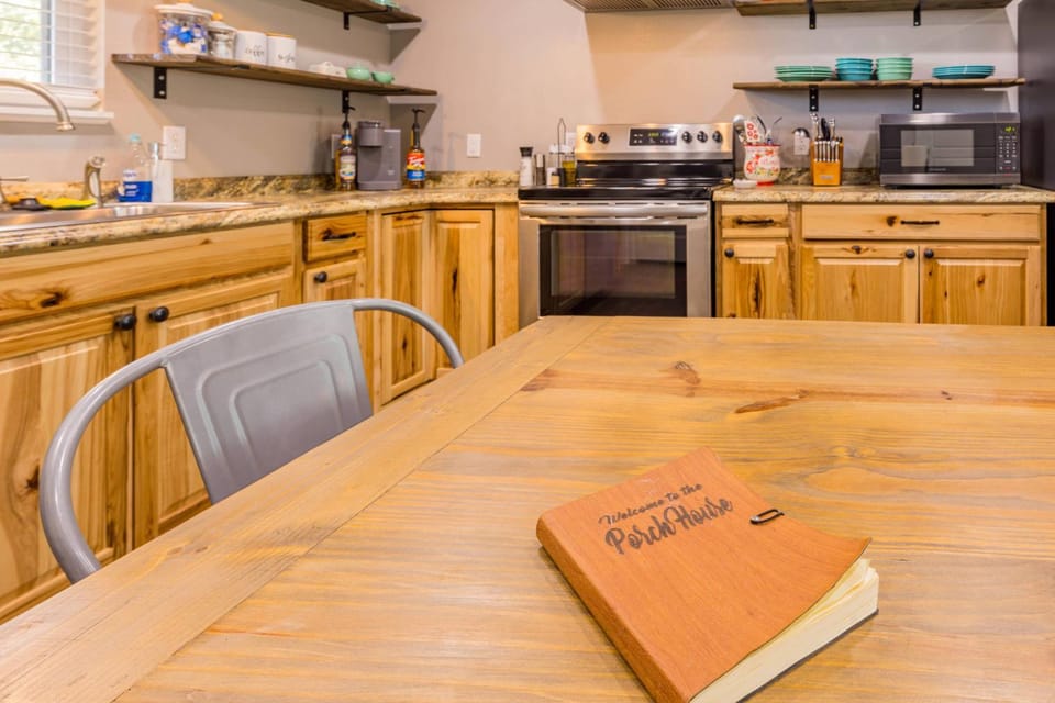 Kitchen or kitchenette, Dining area, microwave, oven