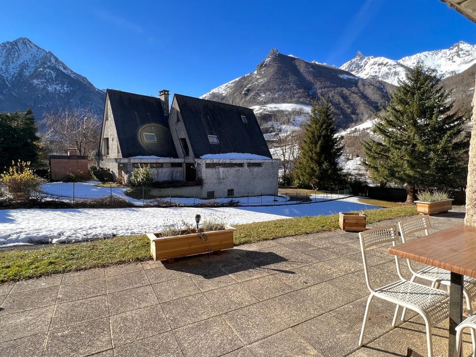 T2 ensoleillé. Terrasse et vaste jardin commun Apartment in Cauterets