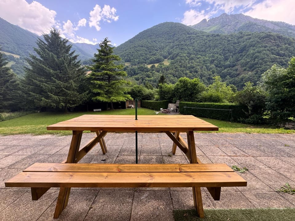 T2 ensoleillé. Terrasse, jardin commun, vue, parking. Apartment in Cauterets