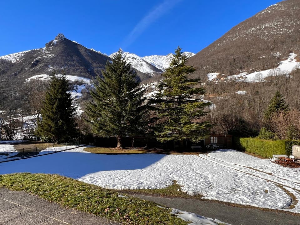 T2 ensoleillé. Terrasse, jardin commun, vue, parking. Apartment in Cauterets