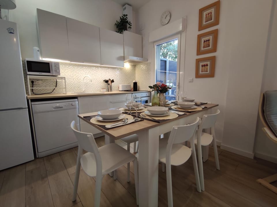 Kitchen or kitchenette, Dining area