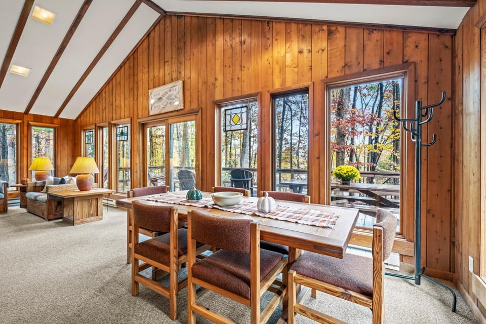 Seating area, Floor plan, Dining area