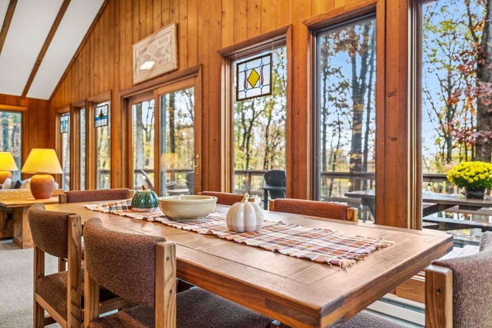 Seating area, Dining area