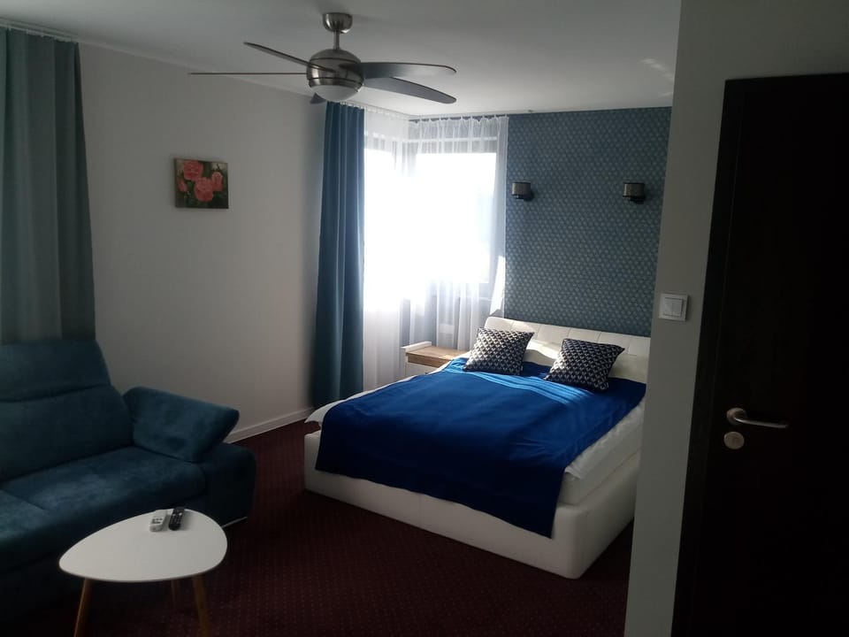 Bed, Living room, Photo of the whole room, Seating area, Bedroom