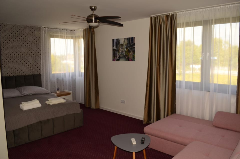Bed, Living room, Photo of the whole room, Seating area, Bedroom, towels