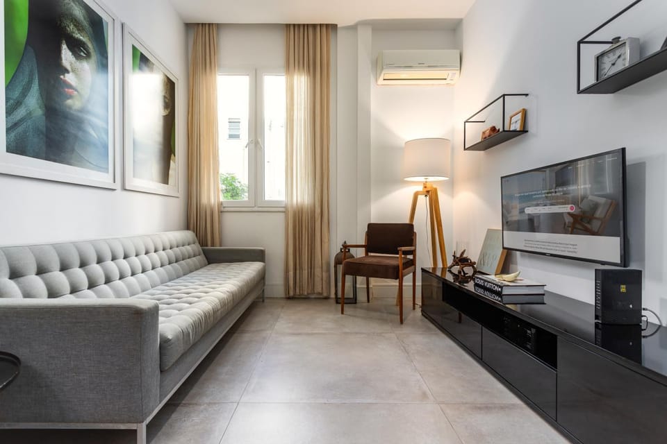 TV and multimedia, Living room, Seating area, air conditioner