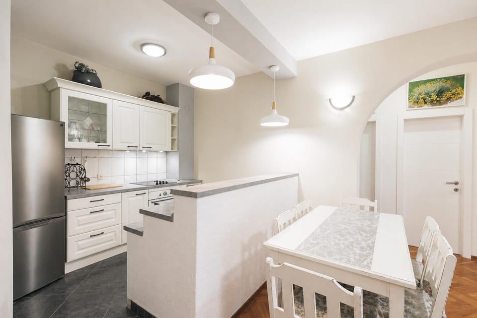 Dining area, kitchen