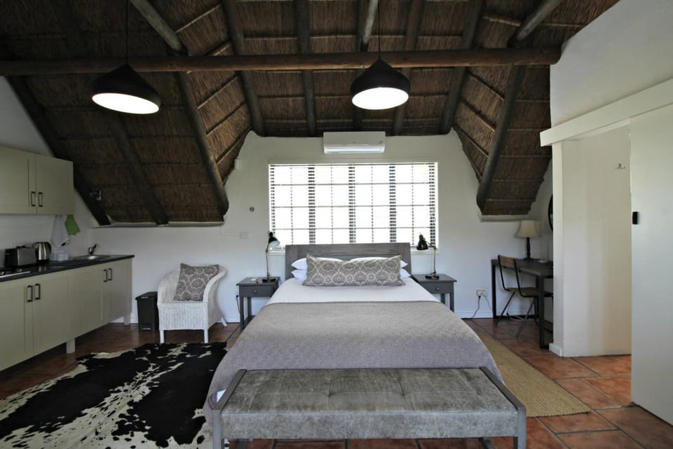 Bed, Kitchen or kitchenette, Photo of the whole room, Bedroom