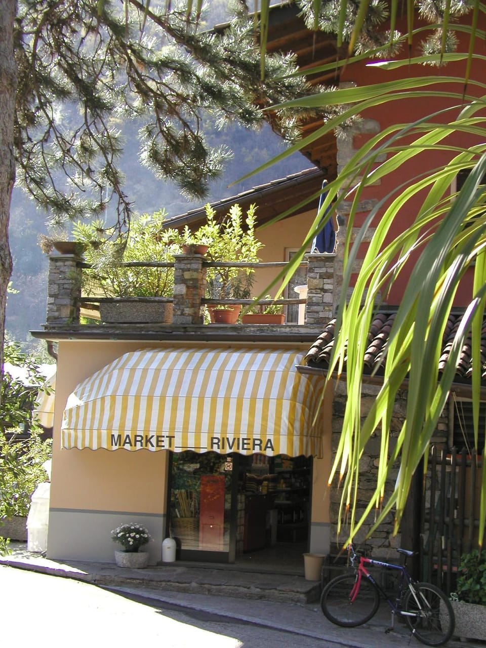 Bed, Food and drinks