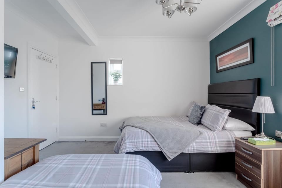 Family room with private bathroom Bed and Breakfast in Edgware