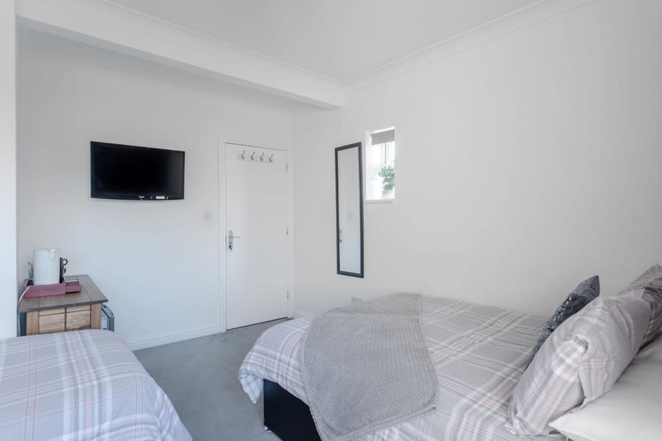 Family room with private bathroom Bed and Breakfast in Edgware