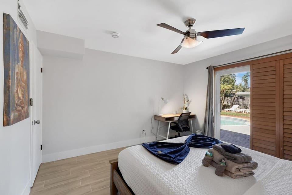 Home wpool by Dream Vacation unit 401 House in Wilton Manors