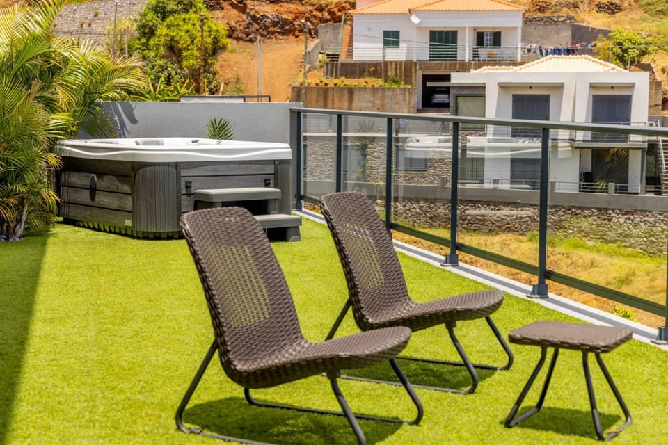 House - sleeps 3 free parking garden & jacuzzi House in Madeira District
