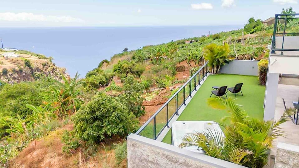 House - sleeps 3 free parking garden & jacuzzi House in Madeira District