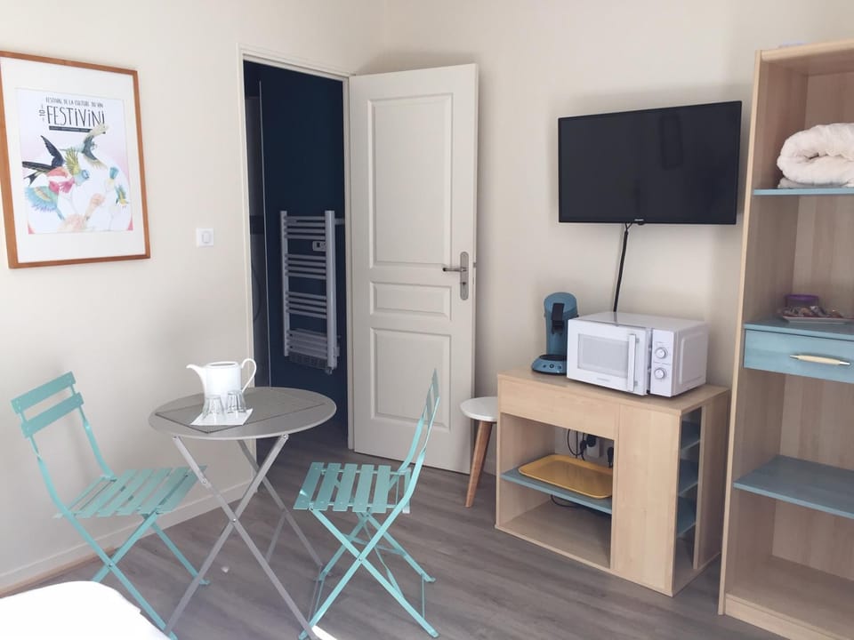Chambre dans dépendance Maison de Ville + abri vélos Vacation rental in Saumur