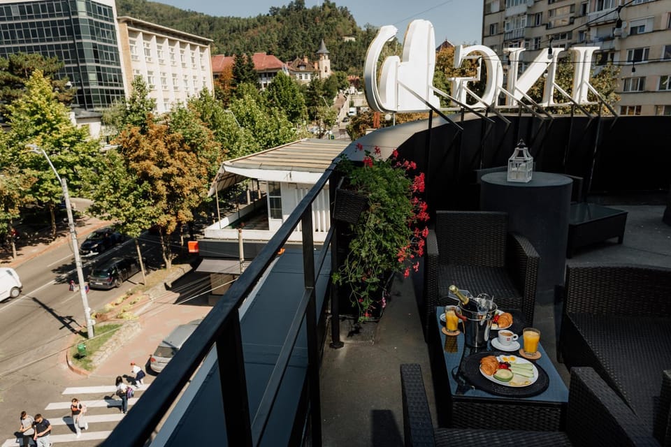 Restaurant/places to eat, Balcony/Terrace, Drinks