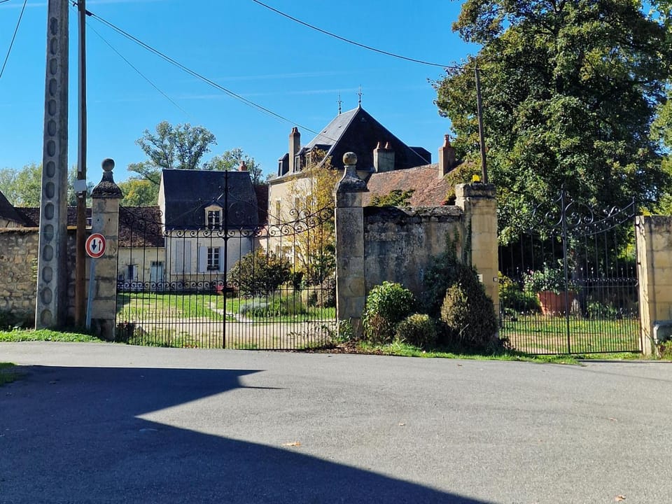 Property building, Facade/entrance, Day, Neighbourhood, Street view