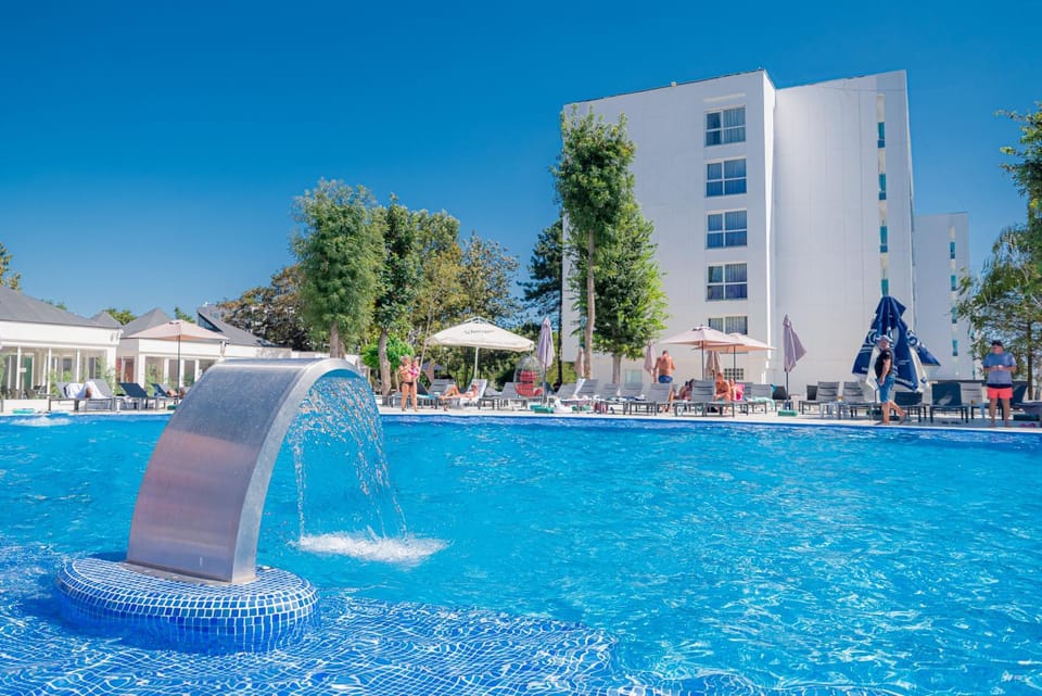 Property building, Day, Evening entertainment, Pool view, Swimming pool, sunbed