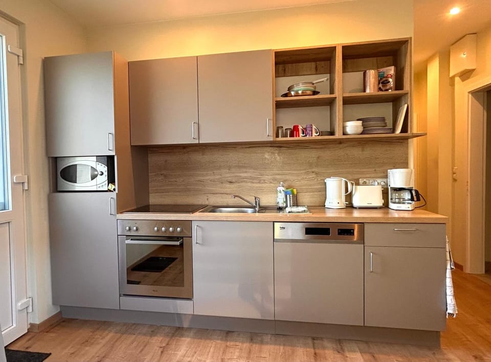 Coffee/tea facilities, Kitchen or kitchenette, dishwasher, stove, toaster