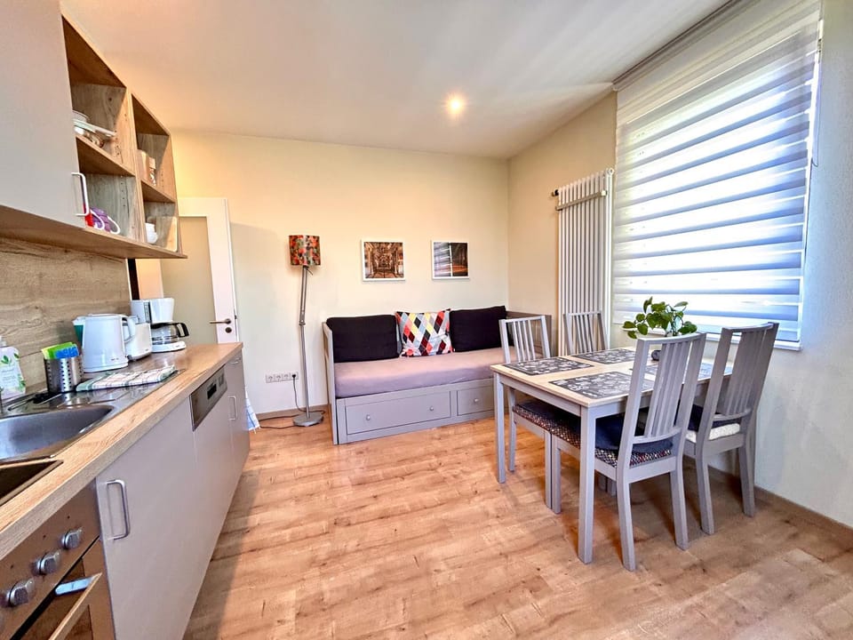 Coffee/tea facilities, Kitchen or kitchenette, Seating area, Dining area, stove, toaster