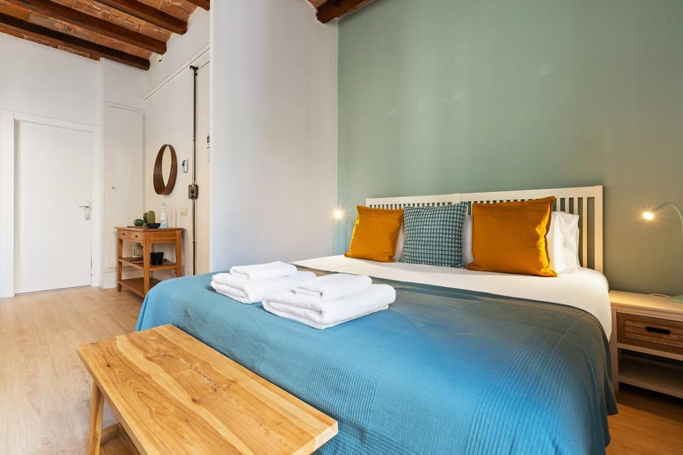Bed, Photo of the whole room, Bedroom, towels