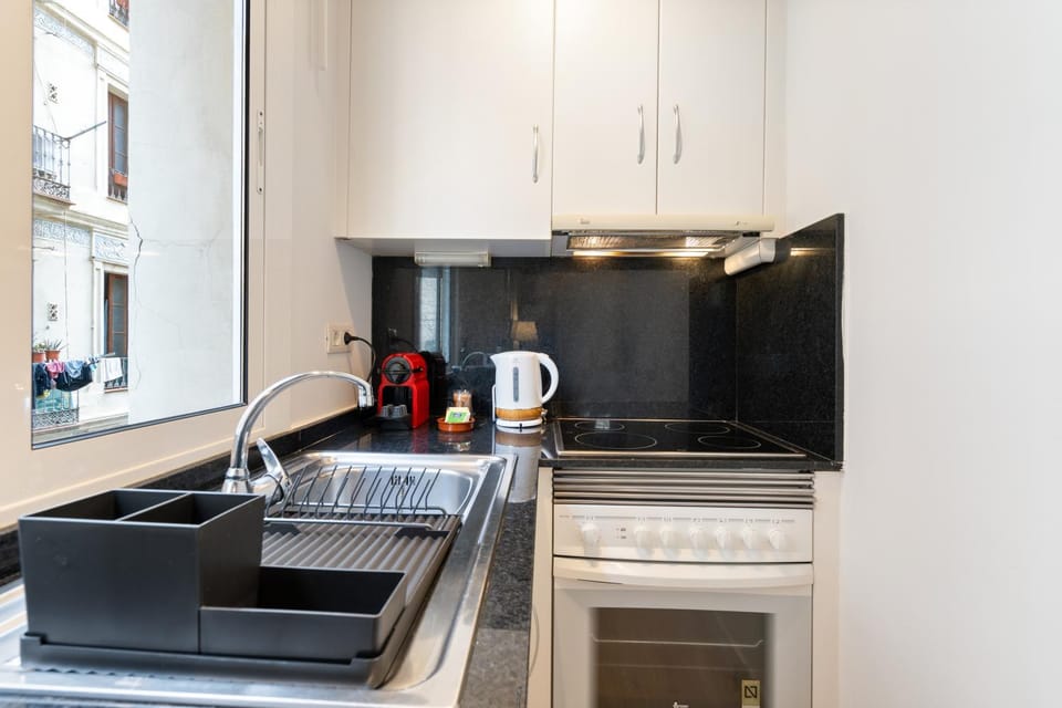 Coffee/tea facilities, Kitchen or kitchenette, stove, toaster