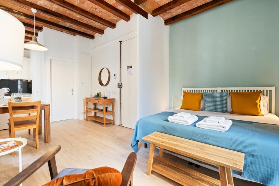 Bed, TV and multimedia, Photo of the whole room, Bedroom
