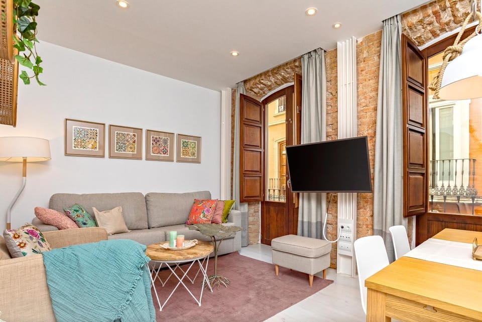 Living room, Dining area, Street view