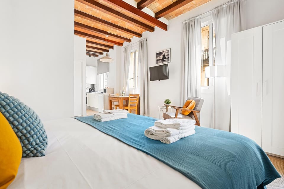 Bed, TV and multimedia, Photo of the whole room, Bedroom, towels
