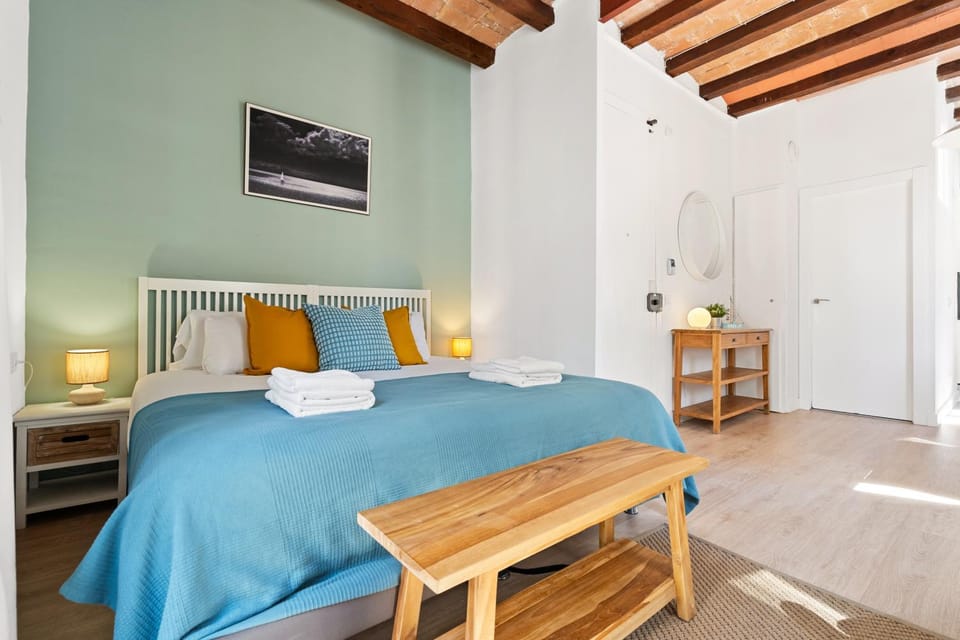 Bed, Photo of the whole room, Bedroom, towels
