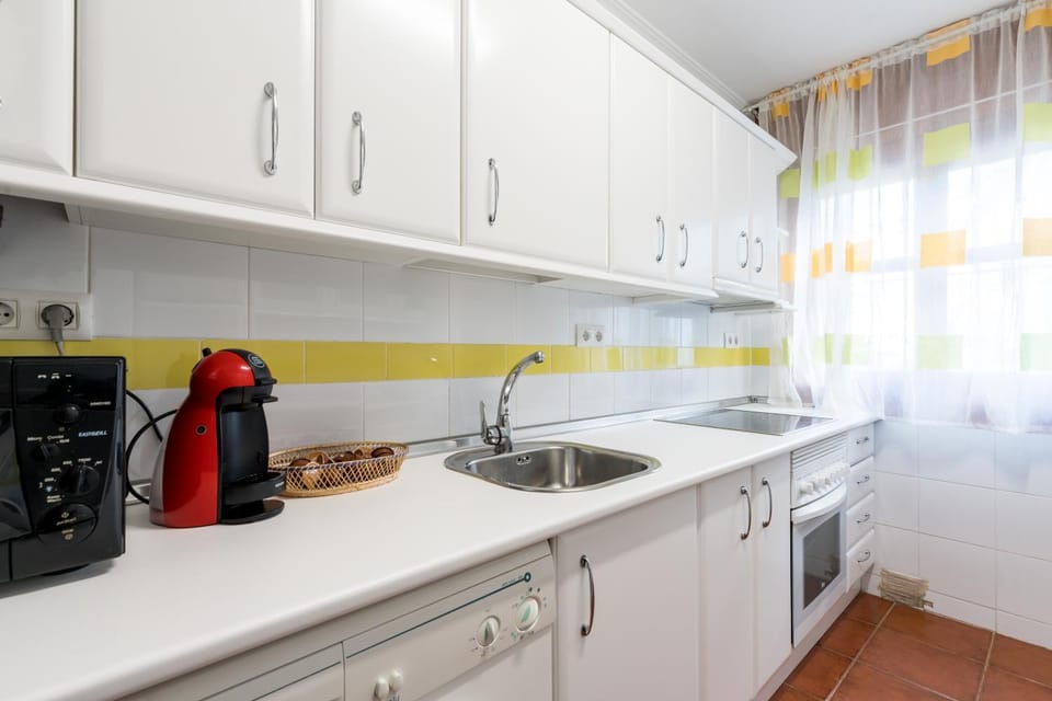 Coffee/tea facilities, stove, toaster, kitchen