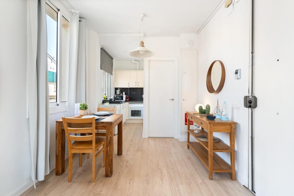 Kitchen or kitchenette, Dining area, oven