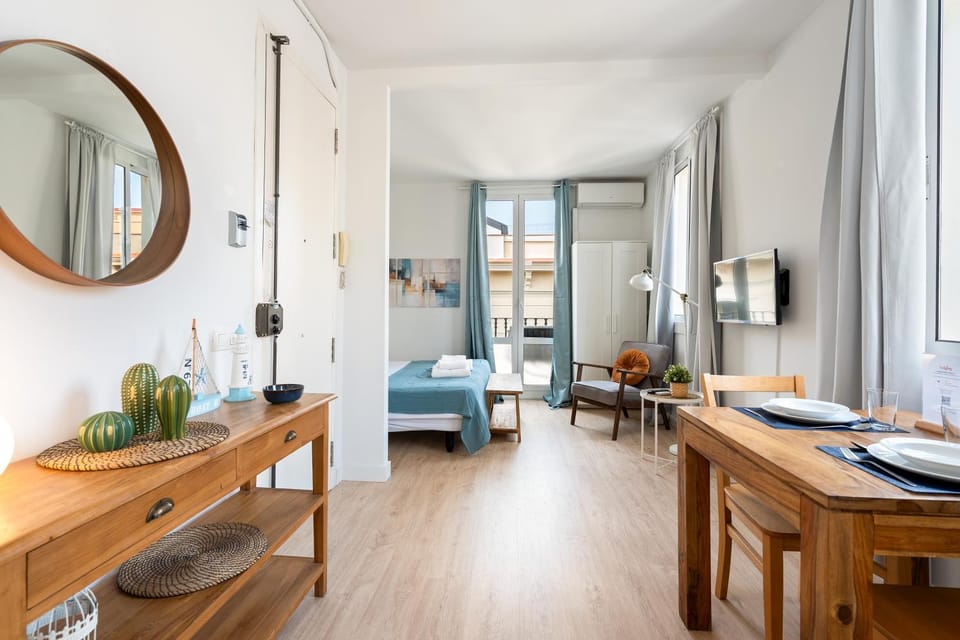 Bed, Photo of the whole room, Dining area, Bedroom