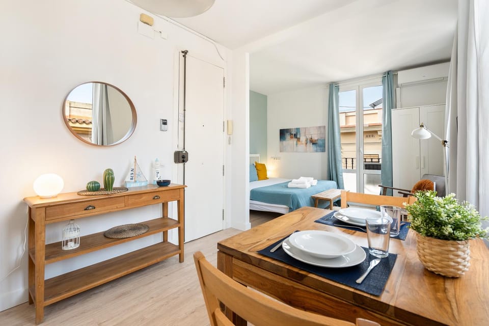 Bed, Photo of the whole room, Dining area, Bedroom