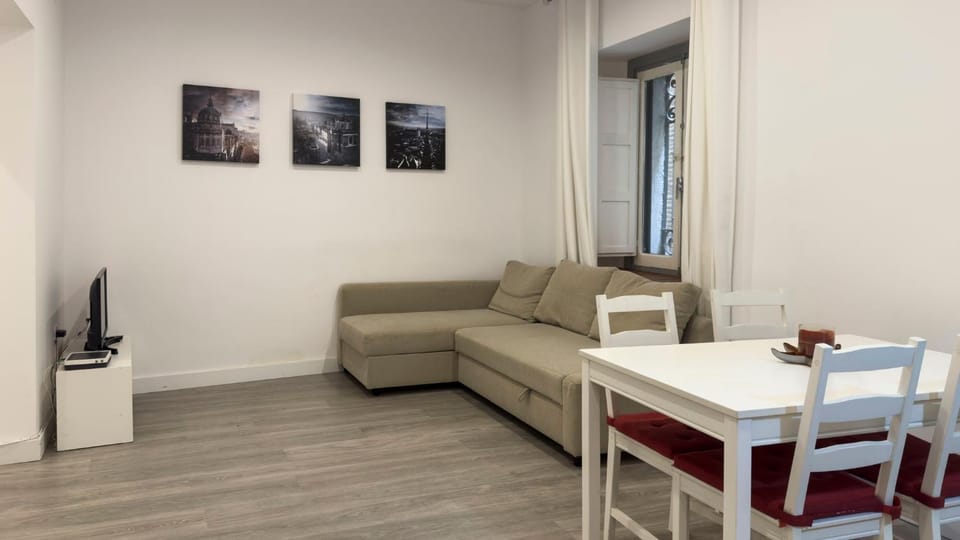 TV and multimedia, Living room, Seating area, Dining area