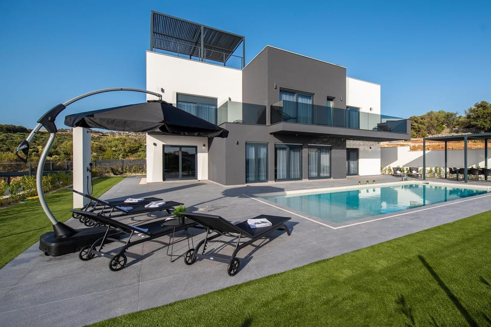 Balcony/Terrace, Swimming pool, sunbed