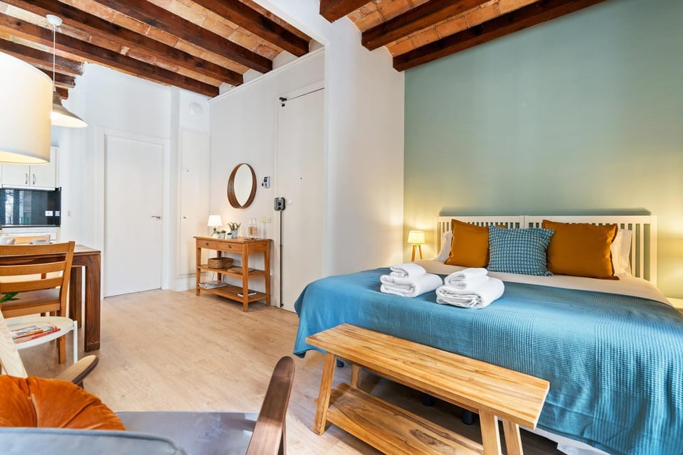 Bed, Photo of the whole room, Bedroom, towels