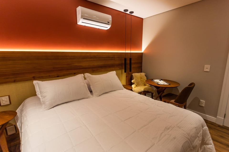 Bed, Photo of the whole room, Bedroom, air conditioner