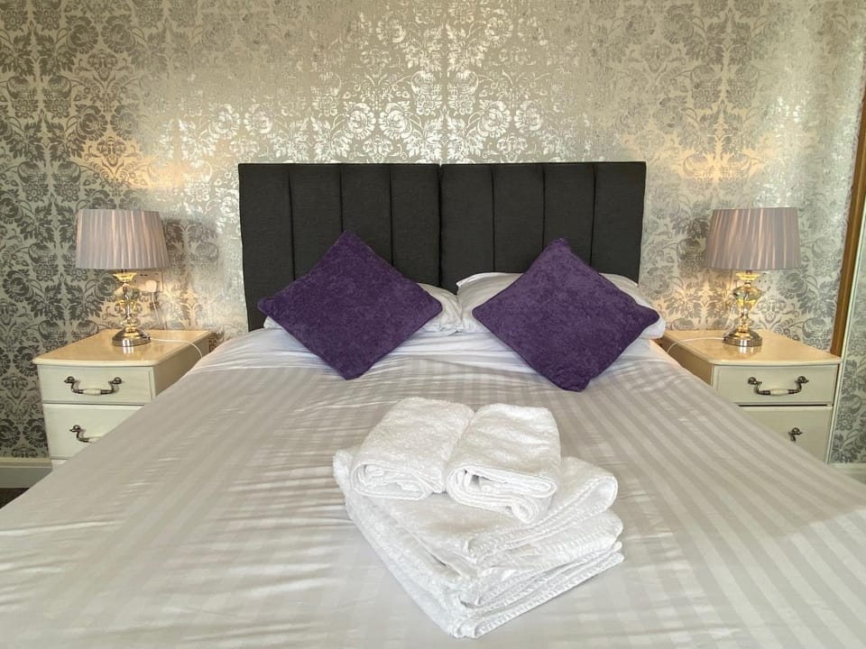 Bed, Bedroom, towels