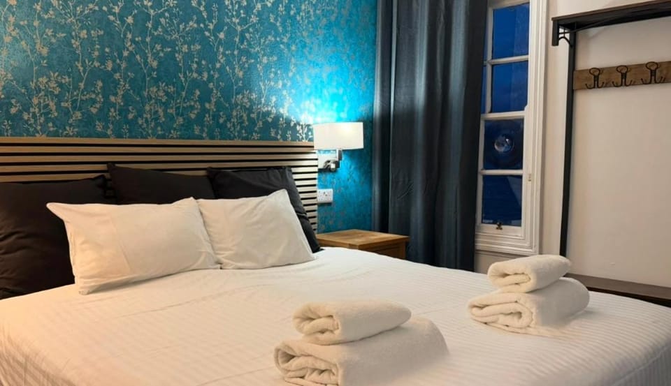 Bed, Bedroom, towels