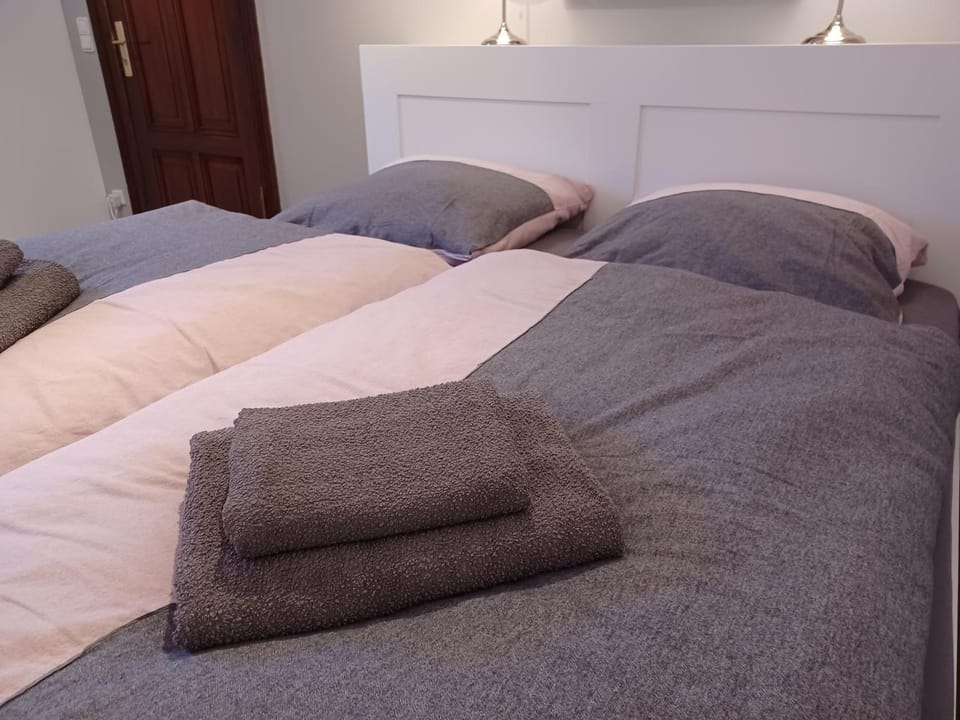 Bed, Bedroom, towels